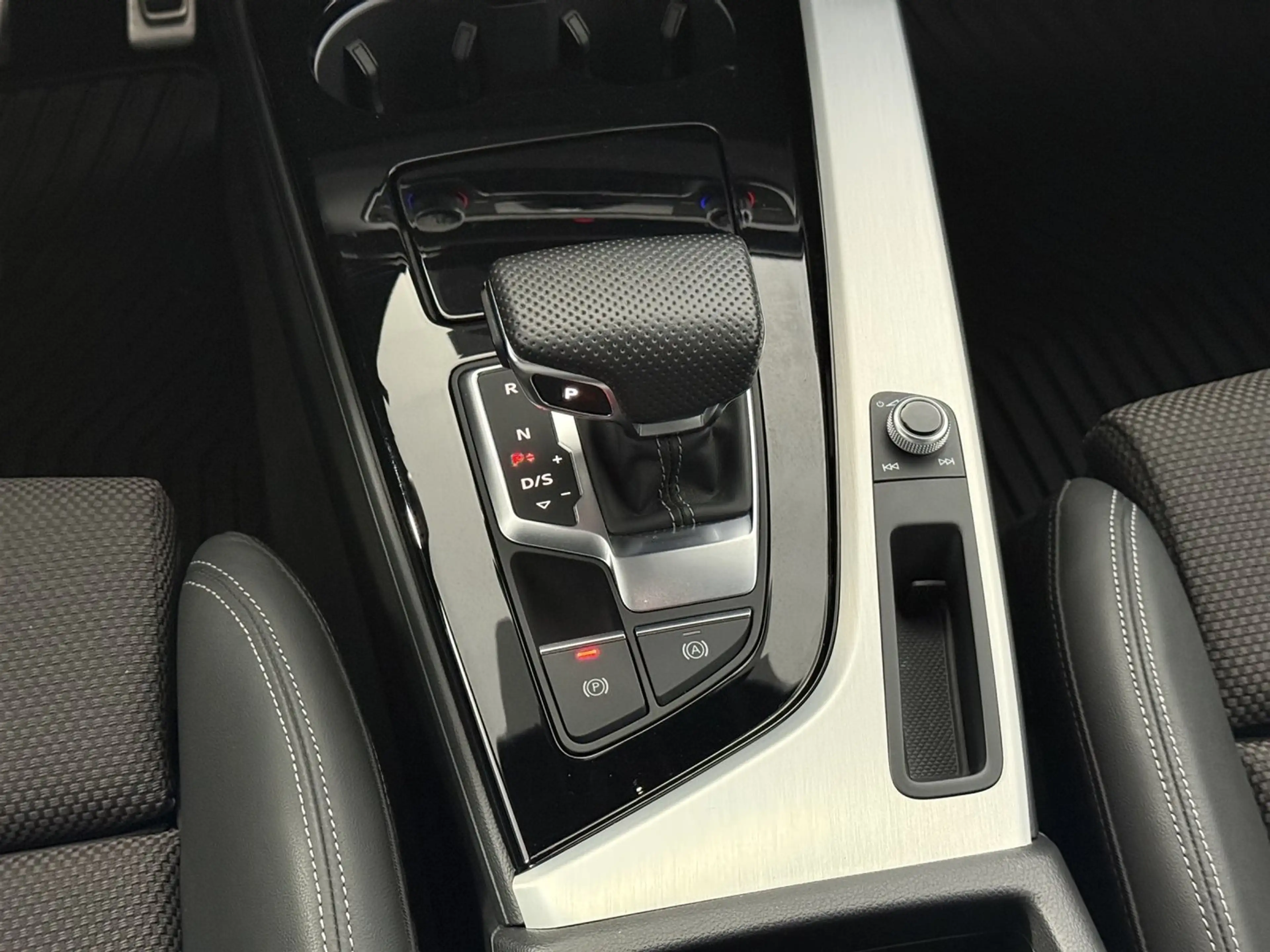 Audi A4 40 TDI quattro S line — photo 12