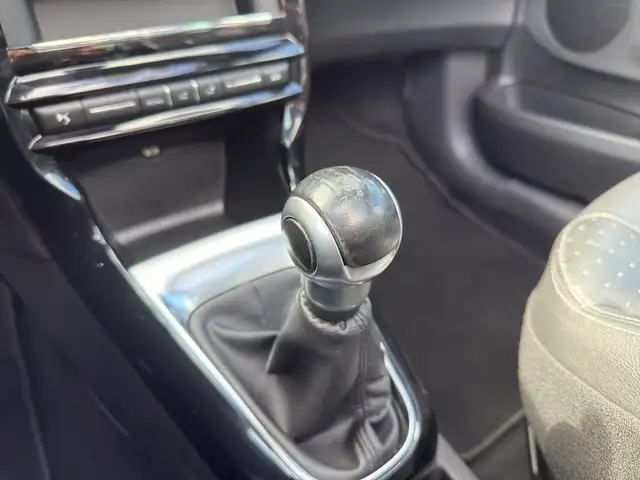 DS Automobiles DS 3 view 13