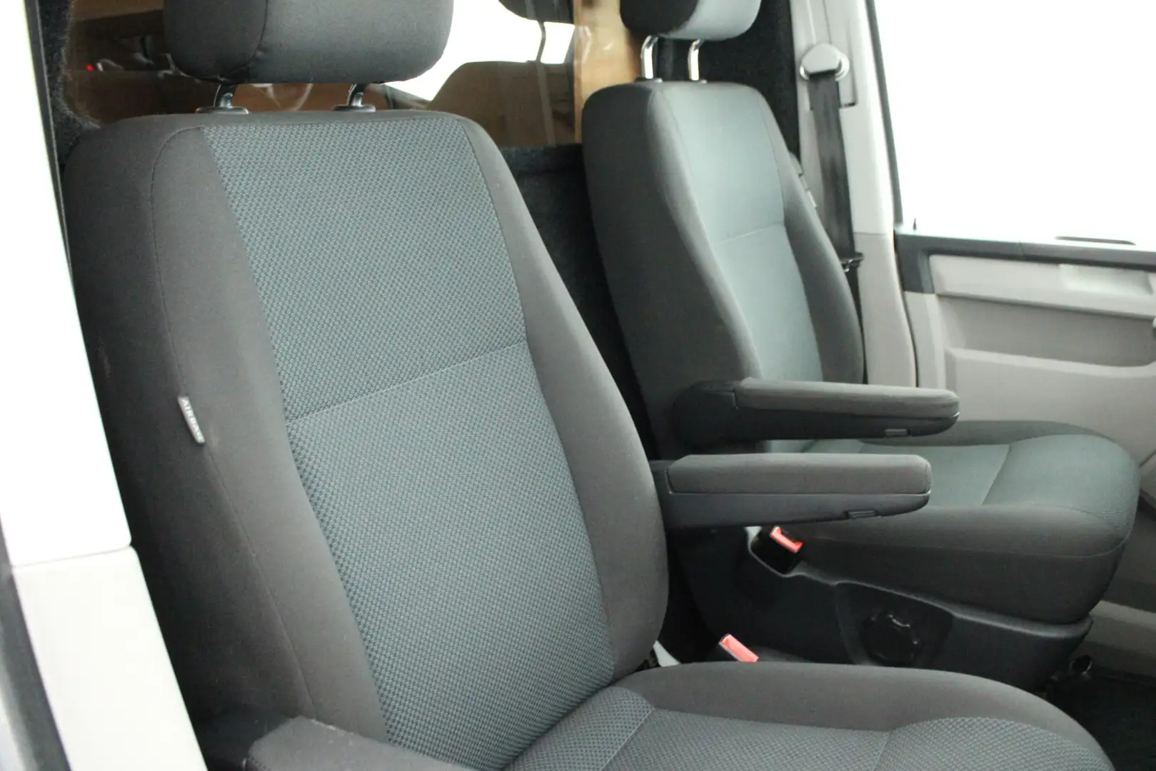 Volkswagen T6 Transporter 2.0 TDI 150pk DSG L1H1 Parkeersensoren Stoelverwar Zilver - 2