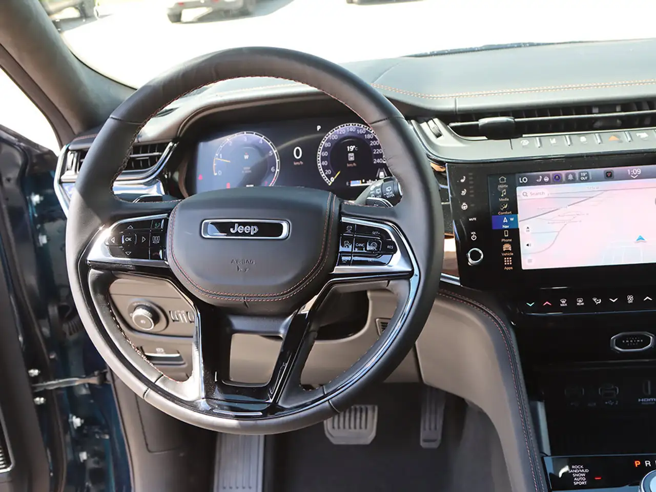 Jeep Grand Cherokee снимка Jeep Grand Cherokee