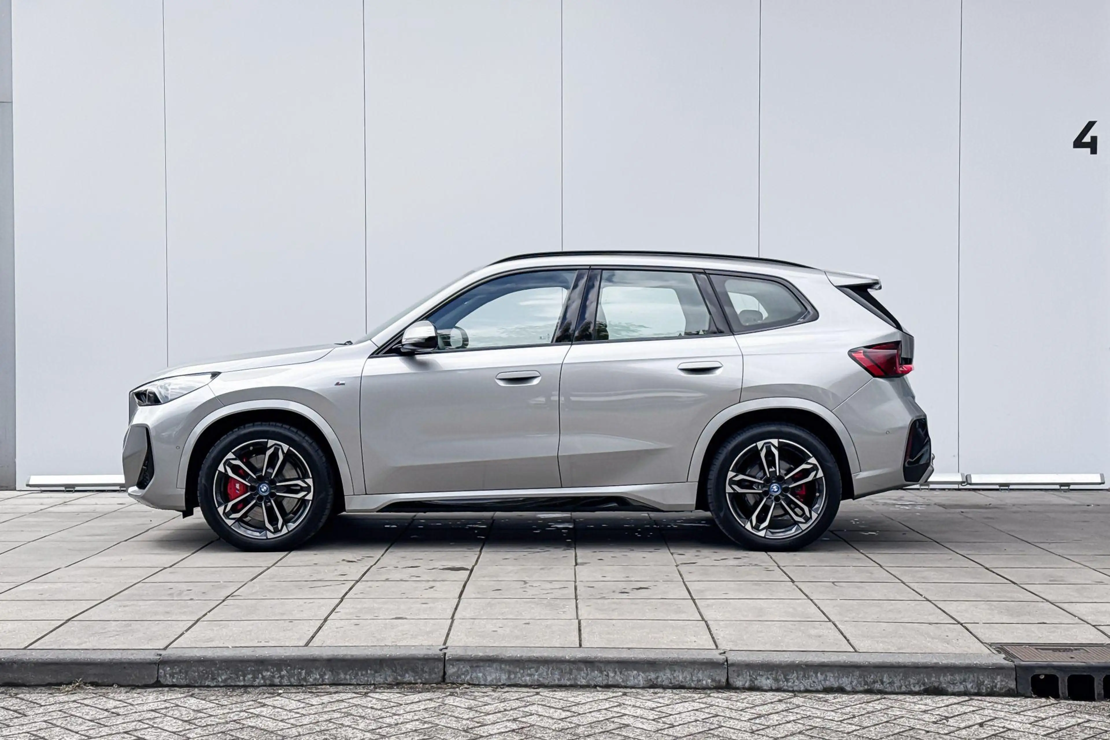 BMW iX1 eDrive20 67 kWh — photo 2
