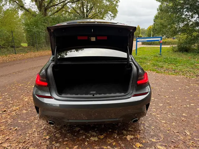 BMW 3 Series view 9
