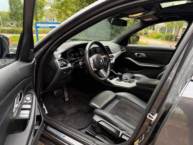 BMW 3 Series view 10