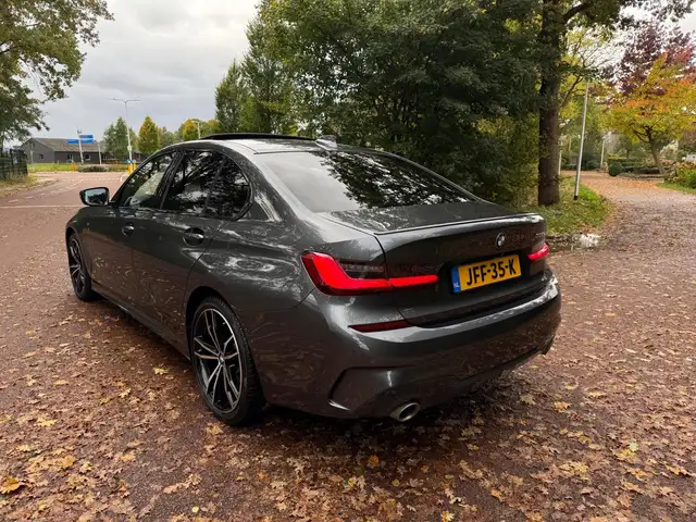 BMW 3 Series view 4