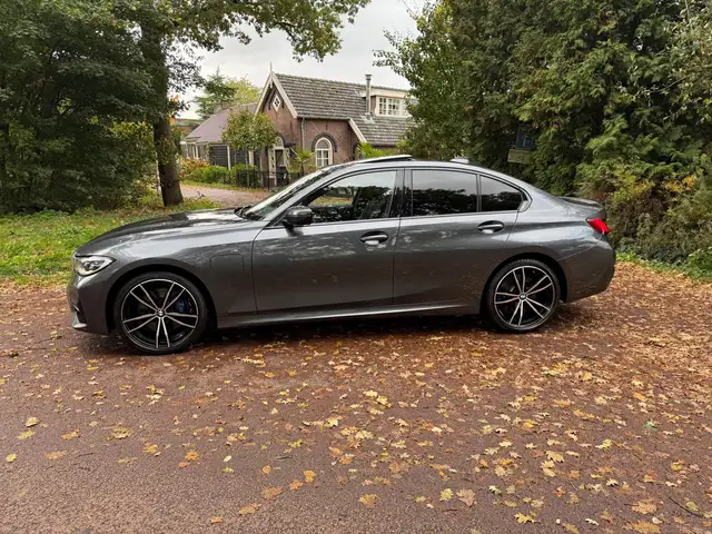 BMW 3 Series view 3