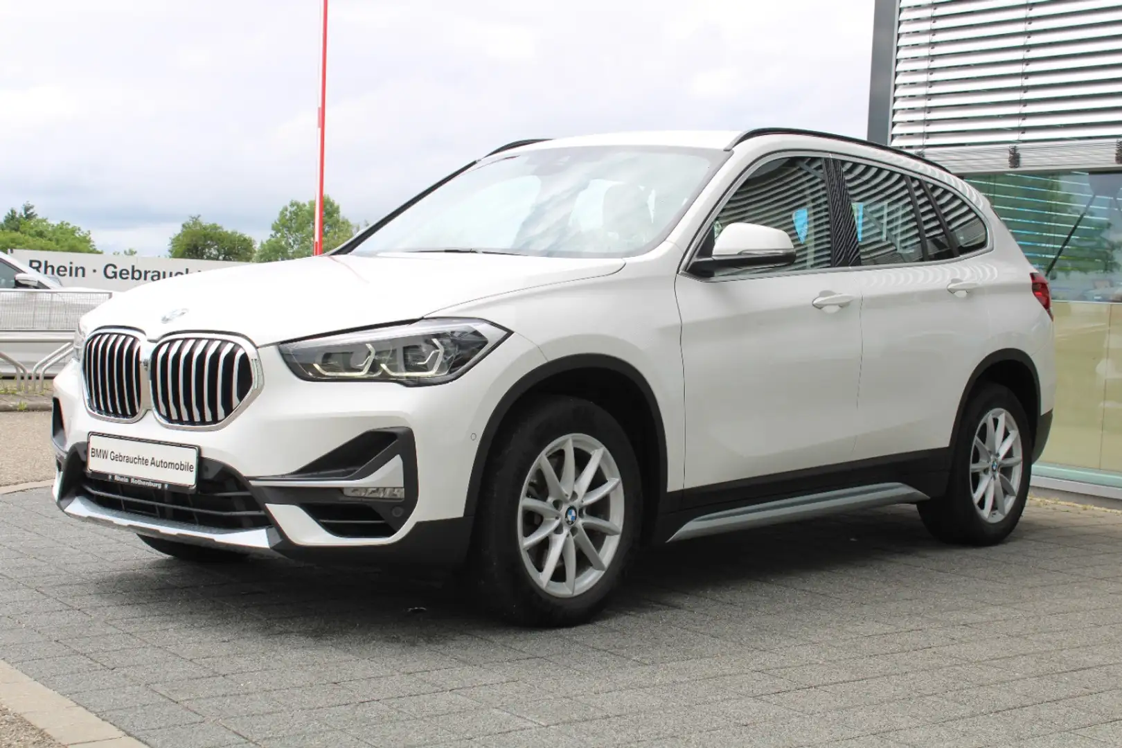 BMW X1 xDrive25i xLine Navi LED AHK DAB Tempomat SH Weiß - 1