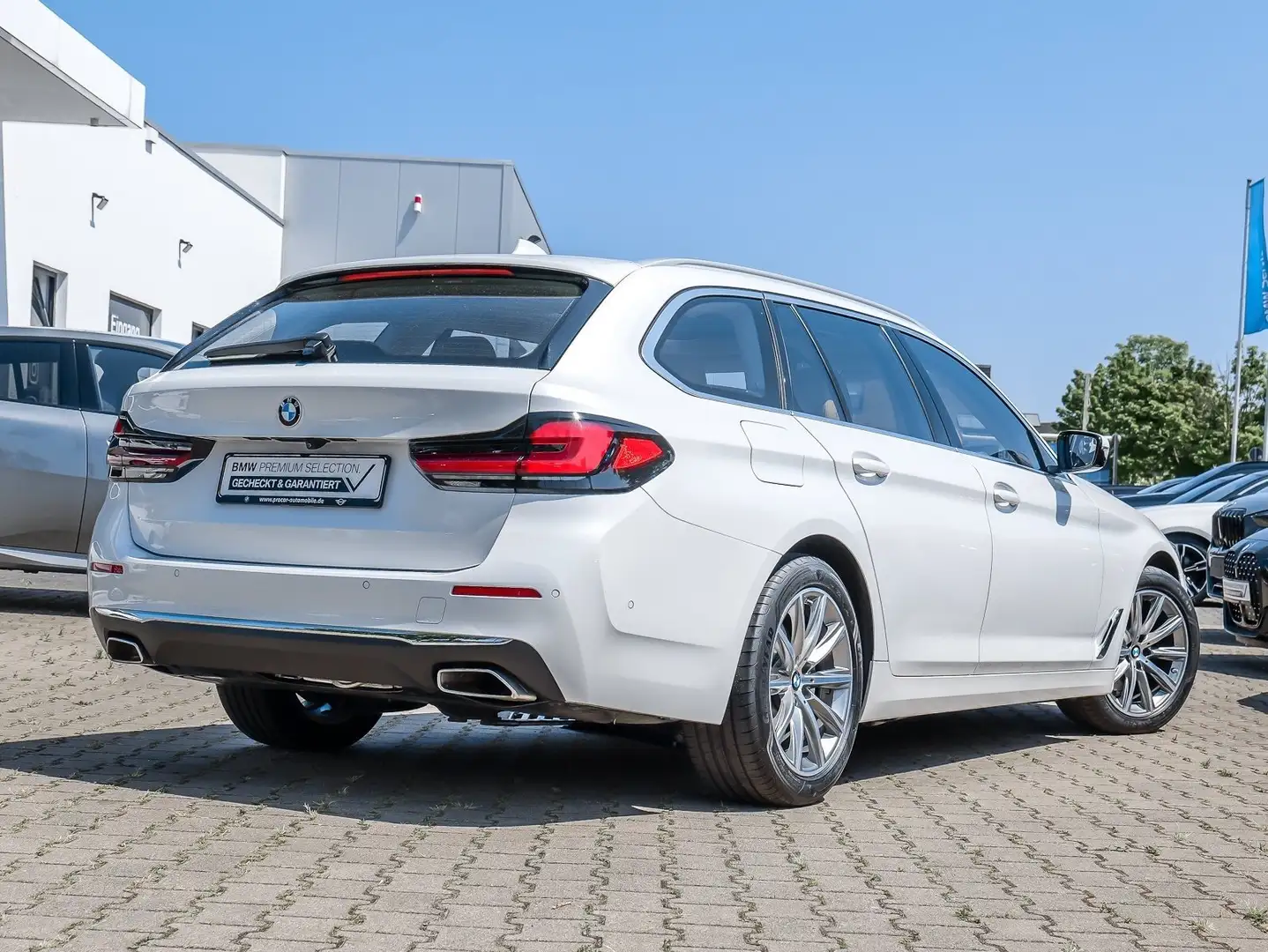 BMW 520 d Luxury Line Pano AHK HuD MemorySitz Standheiz. Weiß - 2