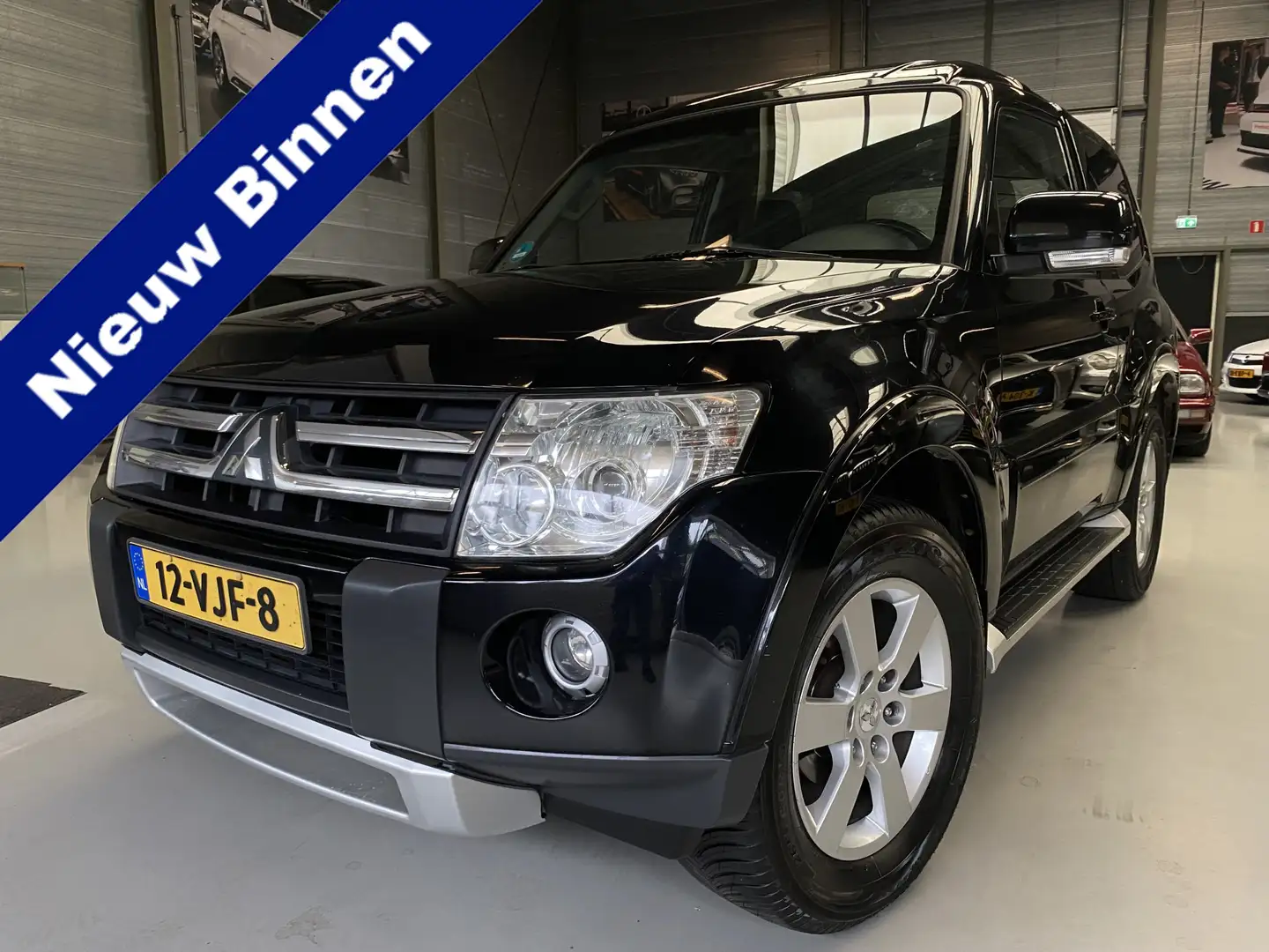 Mitsubishi Pajero 3.2 DI-D Invite High Roof Van 4x4 Zwart - 1