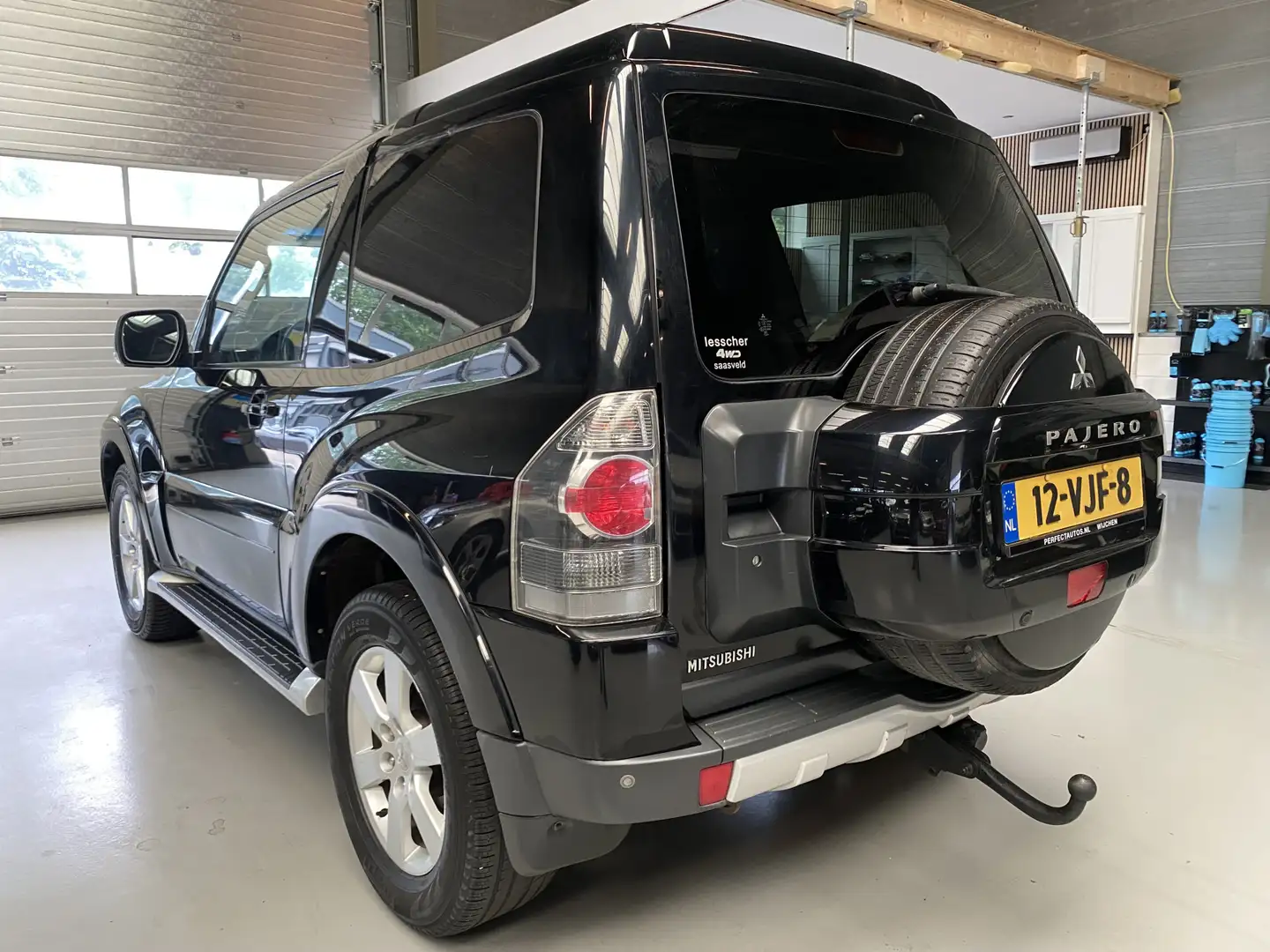Mitsubishi Pajero 3.2 DI-D Invite High Roof Van 4x4 Zwart - 2