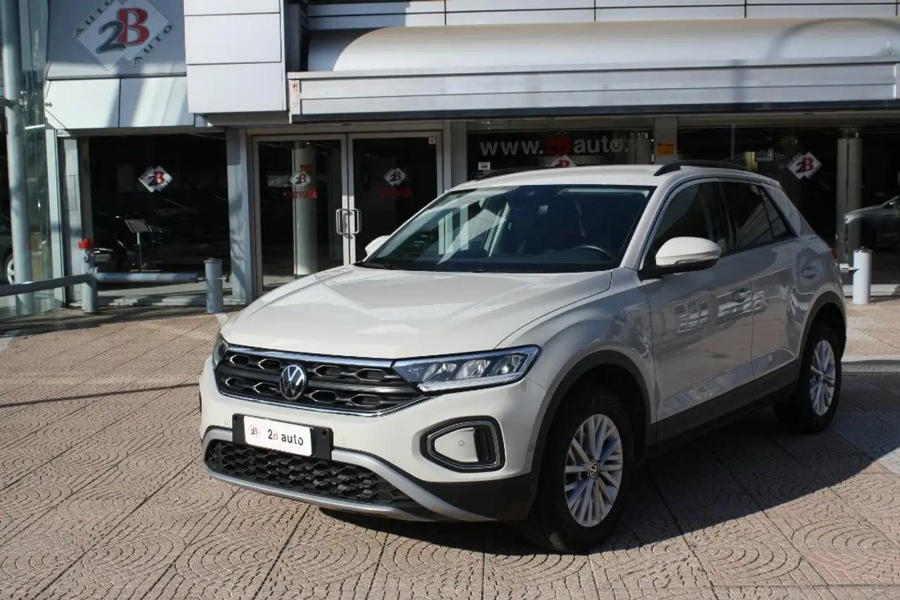 Volkswagen T-Roc 1.0 TSI Life — photo 1 of 15