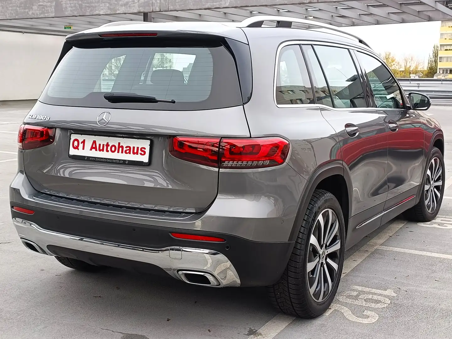 Mercedes-Benz GLB 180 d LED+/RFK/AMBIE/AUGMENREA/WIDESCREEN/E-KLAPPE/19" Grau - 2