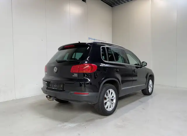 Volkswagen Tiguan view 3