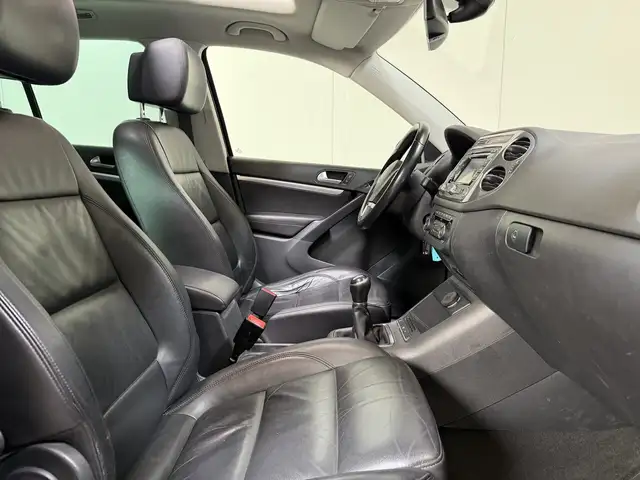 Volkswagen Tiguan view 2