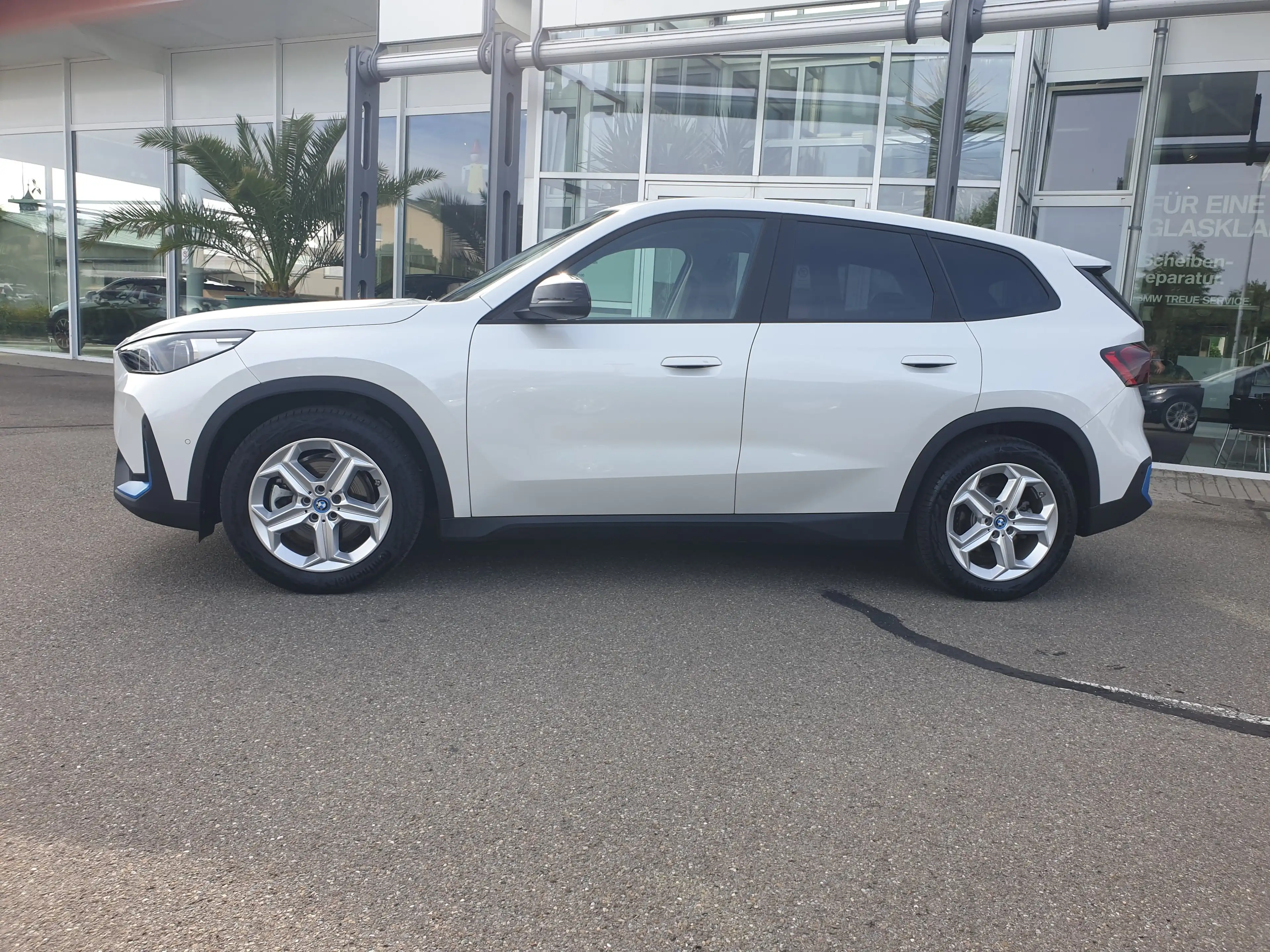 BMW iX1 xDrive30  AHK DriveAssPlus LED SHZ DAB Shz — photo 11