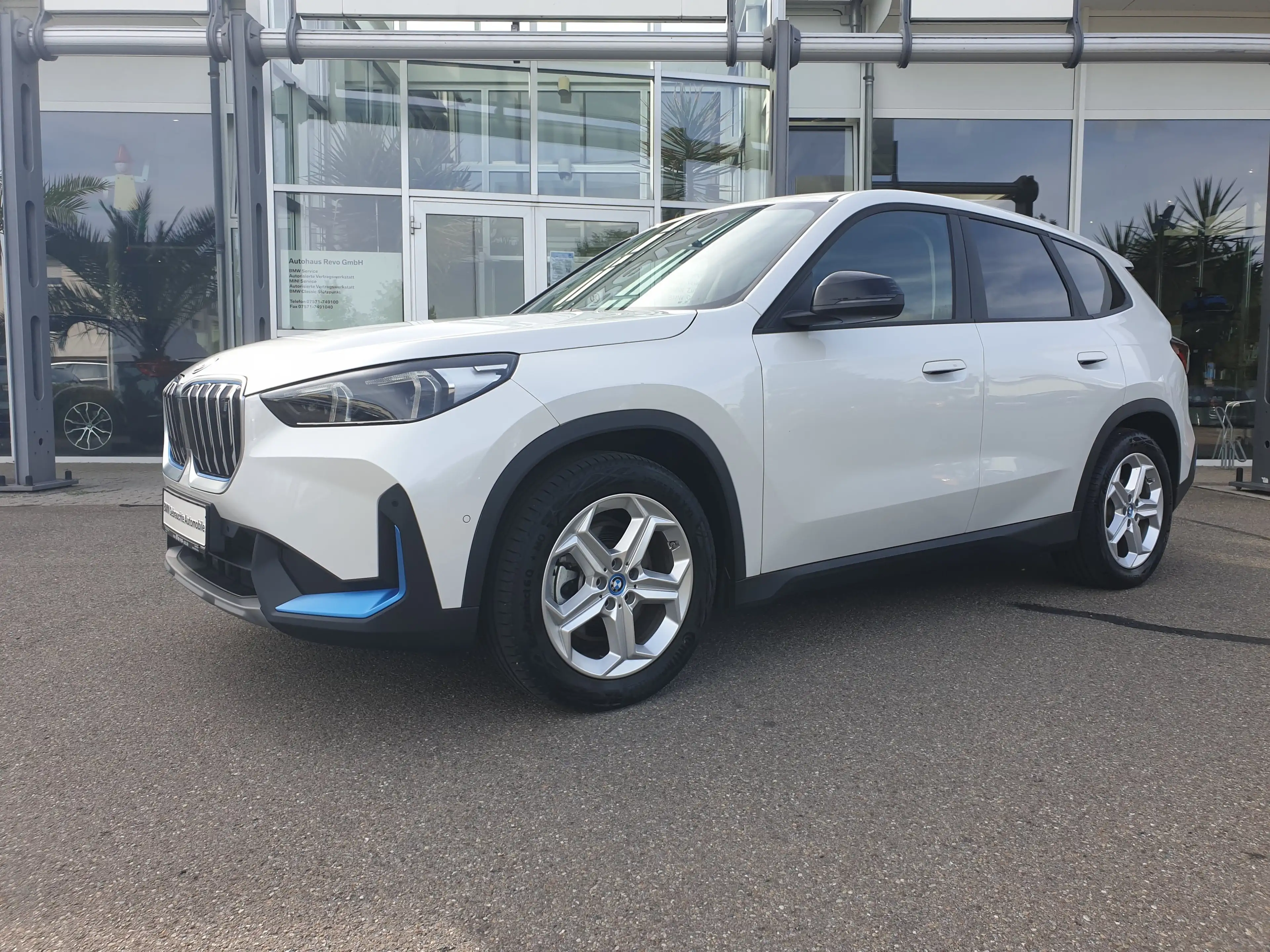 BMW iX1 xDrive30  AHK DriveAssPlus LED SHZ DAB Shz — photo 2
