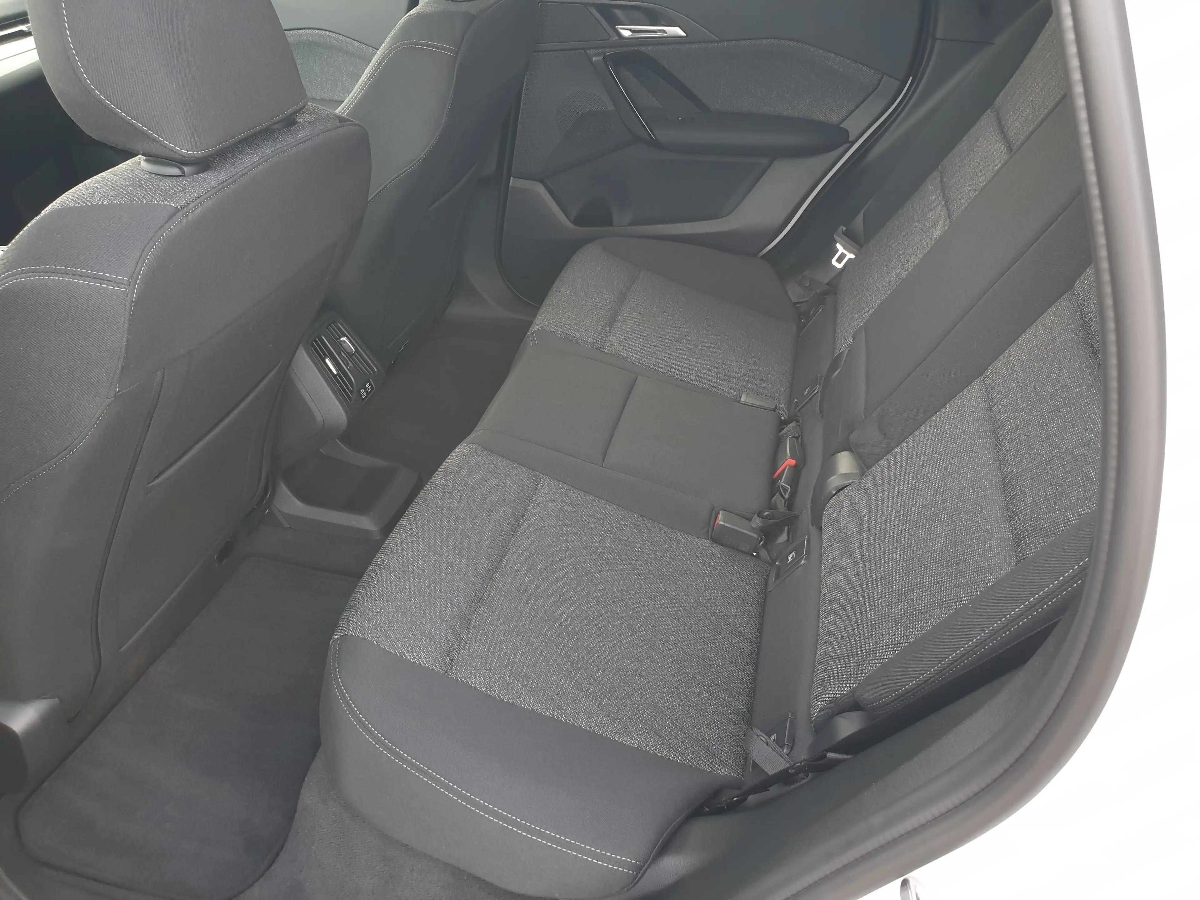 BMW iX1 xDrive30  AHK DriveAssPlus LED SHZ DAB Shz — photo 15
