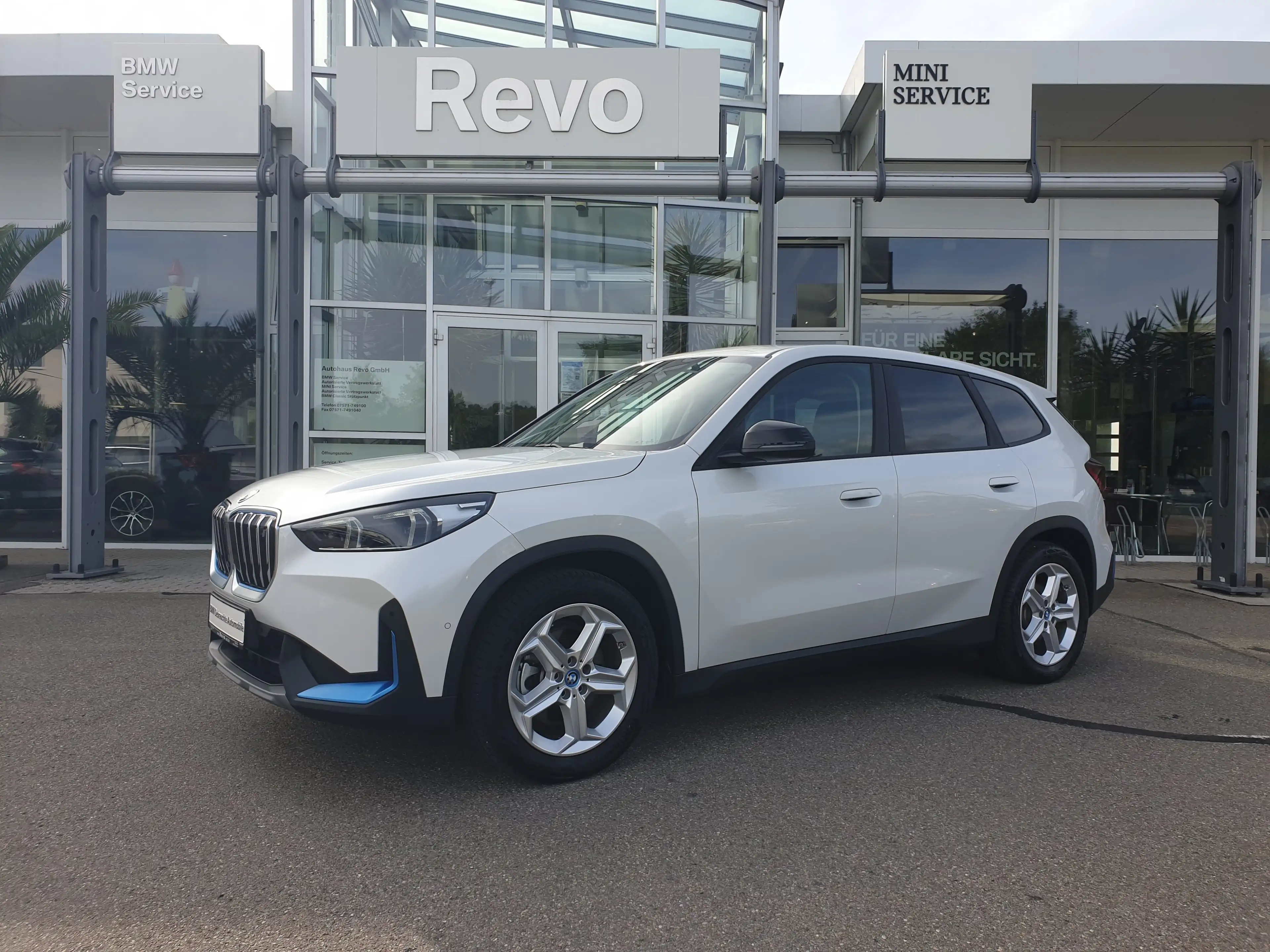 BMW iX1 xDrive30  AHK DriveAssPlus LED SHZ DAB Shz