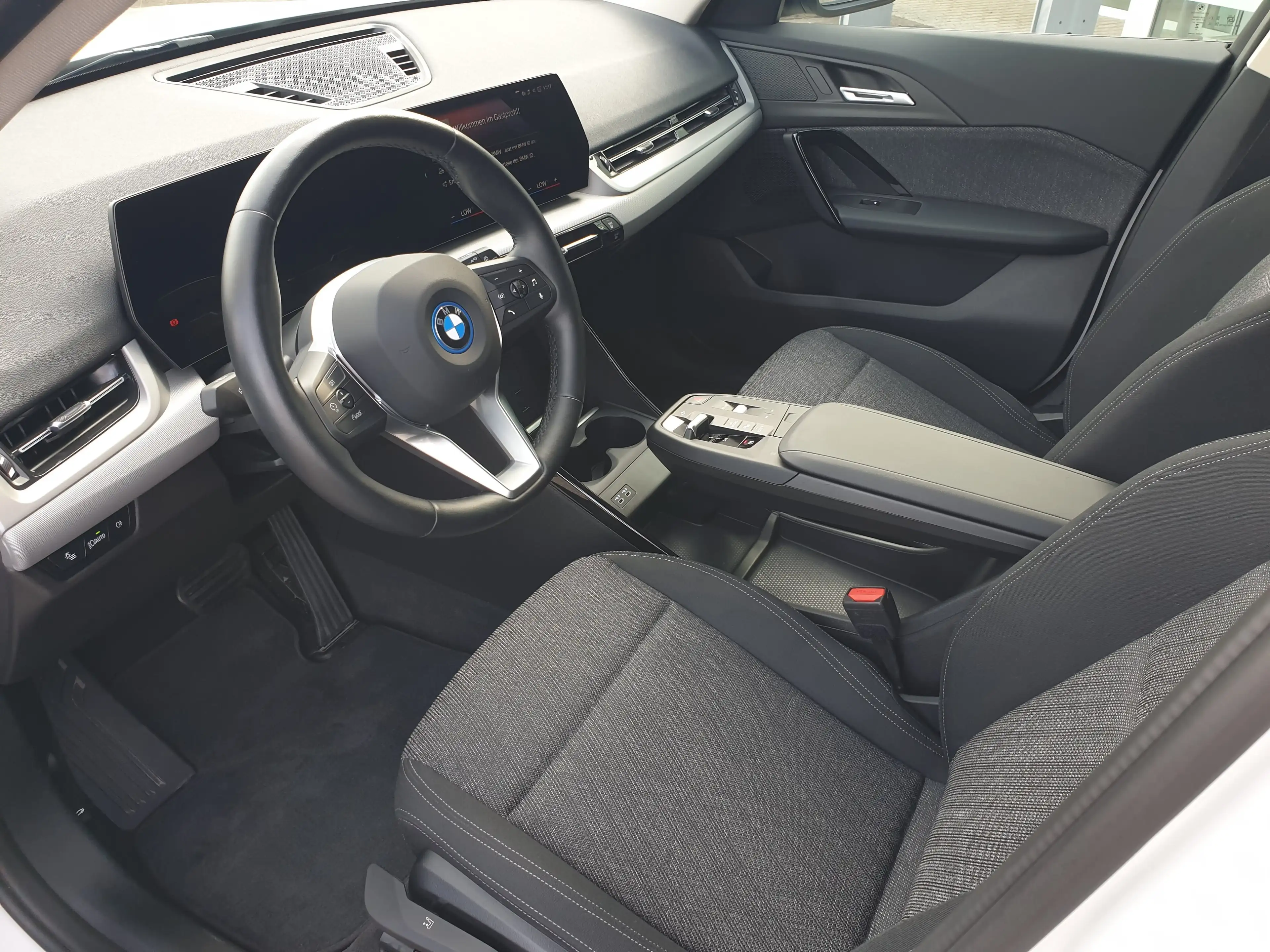 BMW iX1 xDrive30  AHK DriveAssPlus LED SHZ DAB Shz — photo 13