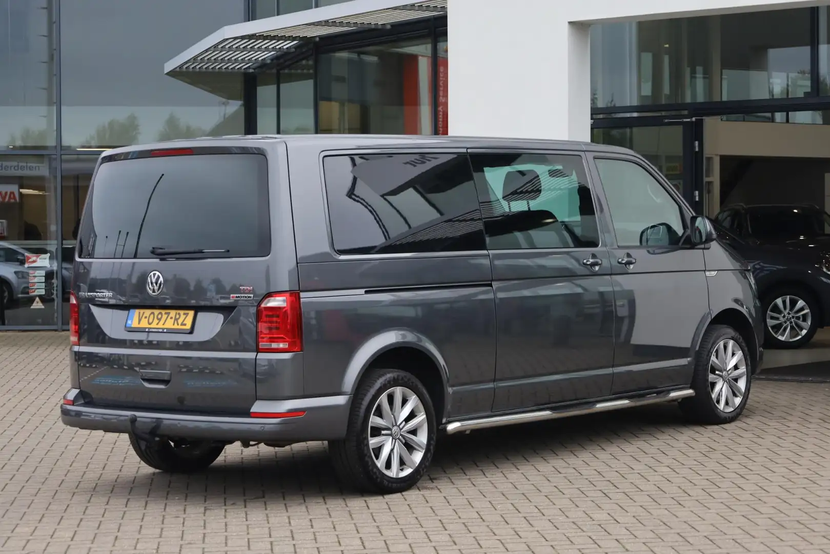 Volkswagen T6 Transporter 2.0 TDI L2H1 DC 4Motion Highline 204PK / 150kW DSG Grijs - 2