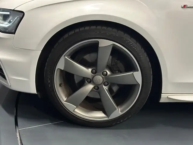 Audi A4 Avant view 9