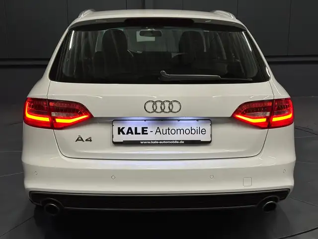 Audi A4 Avant view 4