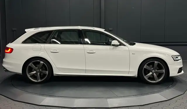 Audi A4 Avant view 6