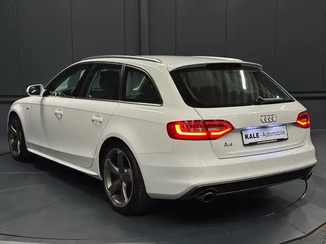 Audi A4 Avant view 3