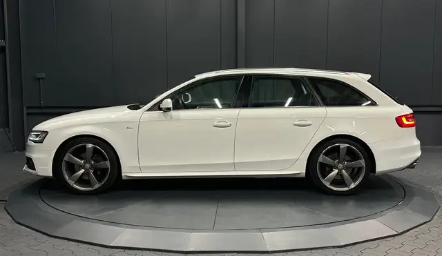 Audi A4 Avant view 2