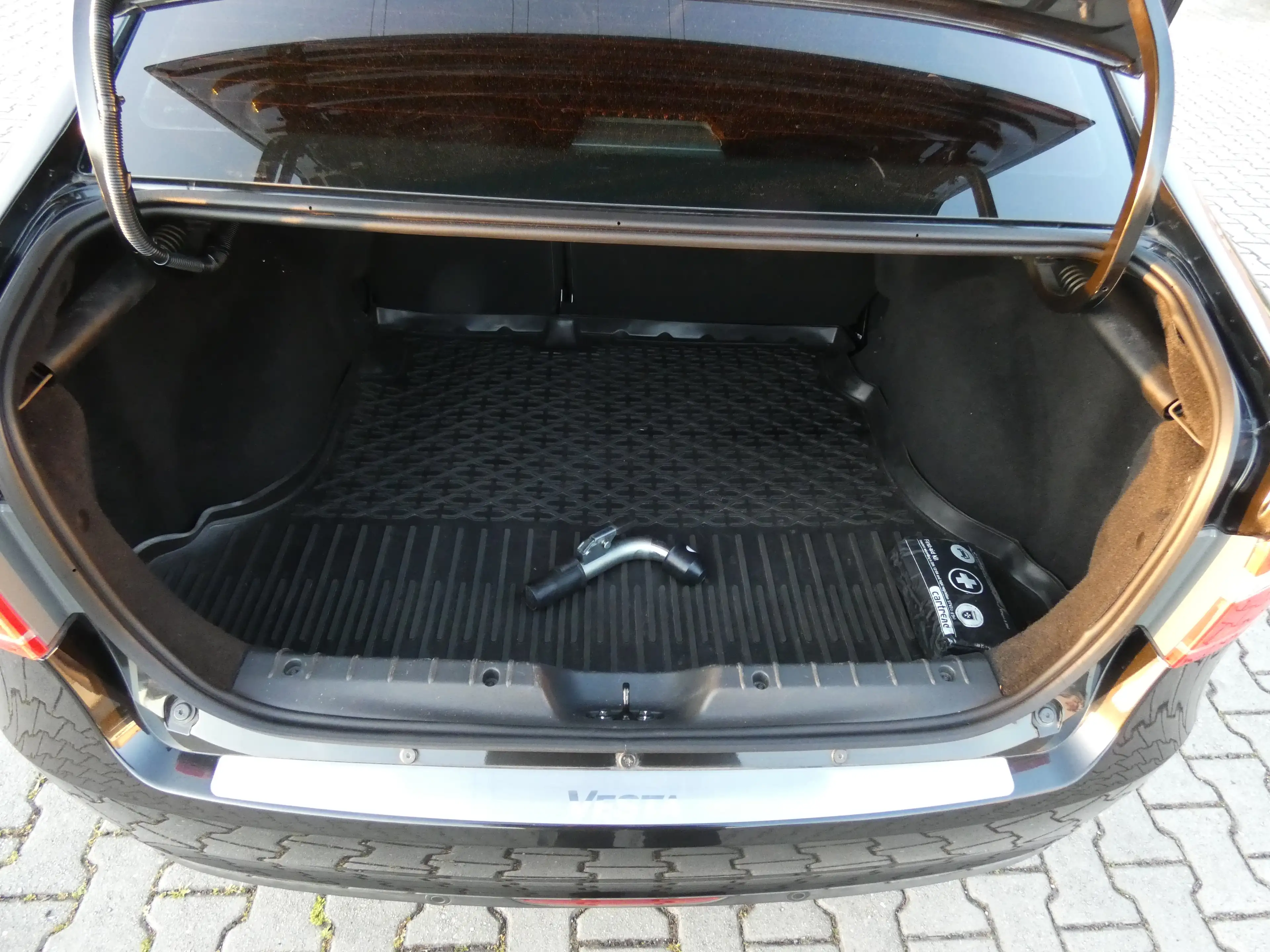 Lada Vesta 1.6 Luxus MT 16" WR/SR, PDC, Navi, Standheizung — photo 6