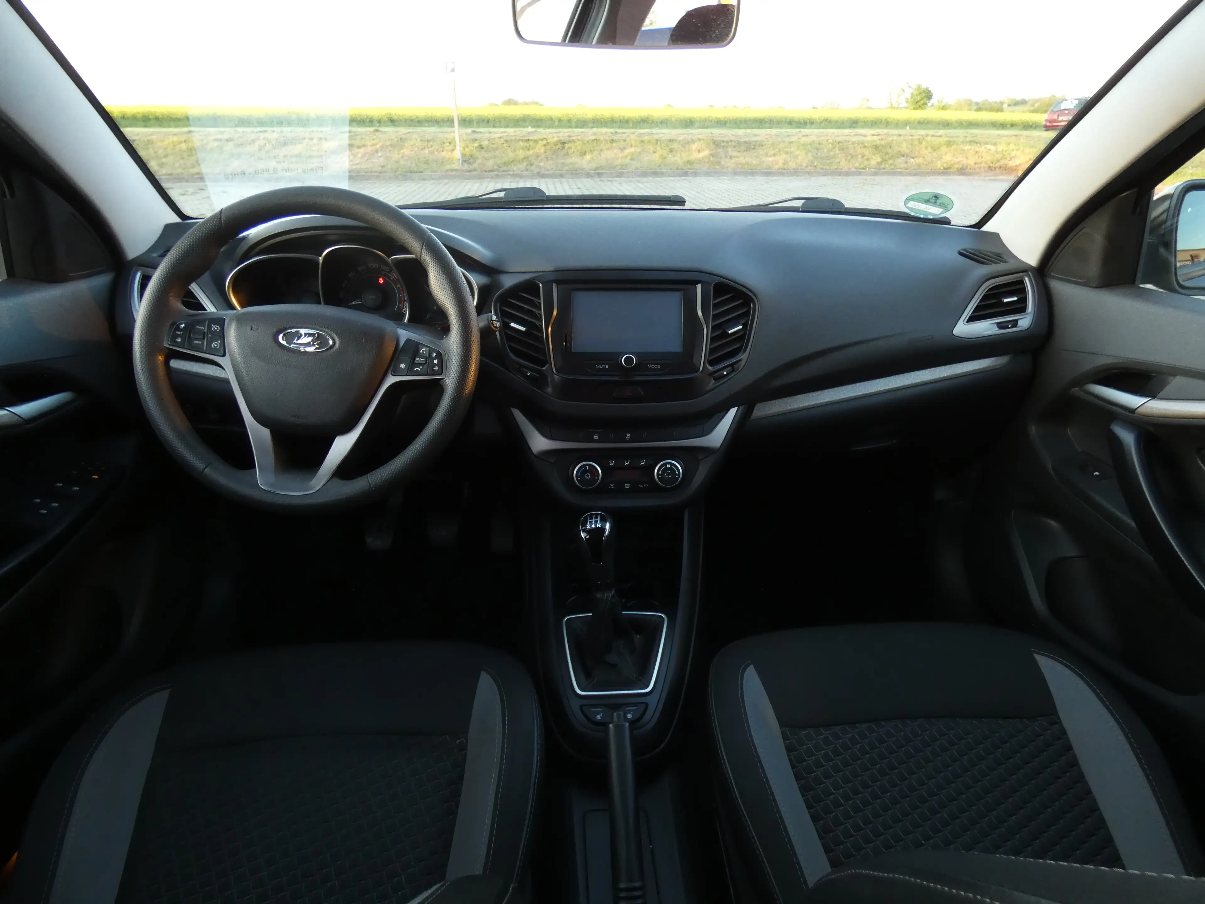 Lada Vesta 1.6 Luxus MT 16" WR/SR, PDC, Navi, Standheizung — photo 8