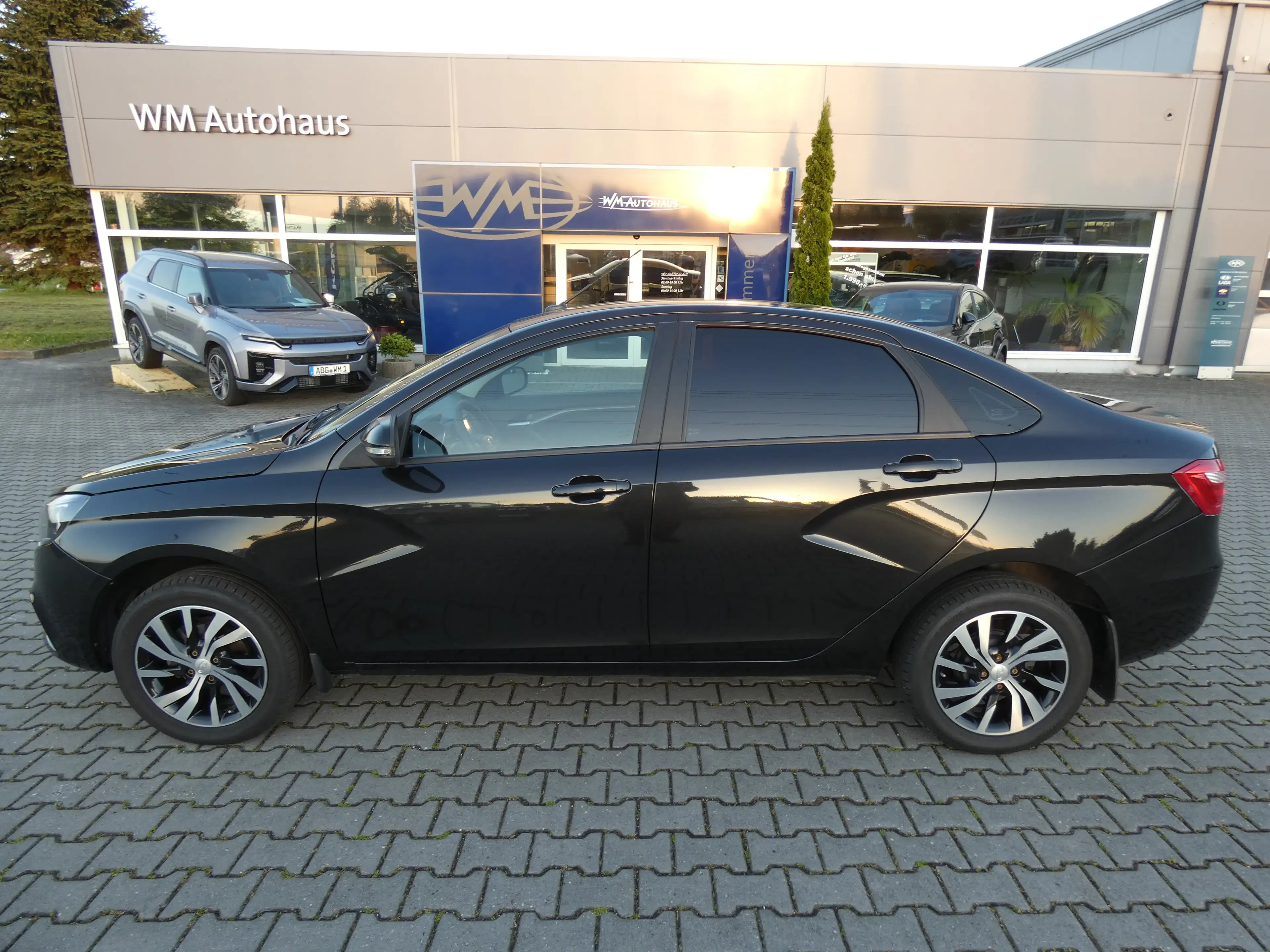 Lada Vesta 1.6 Luxus MT 16" WR/SR, PDC, Navi, Standheizung — photo 2