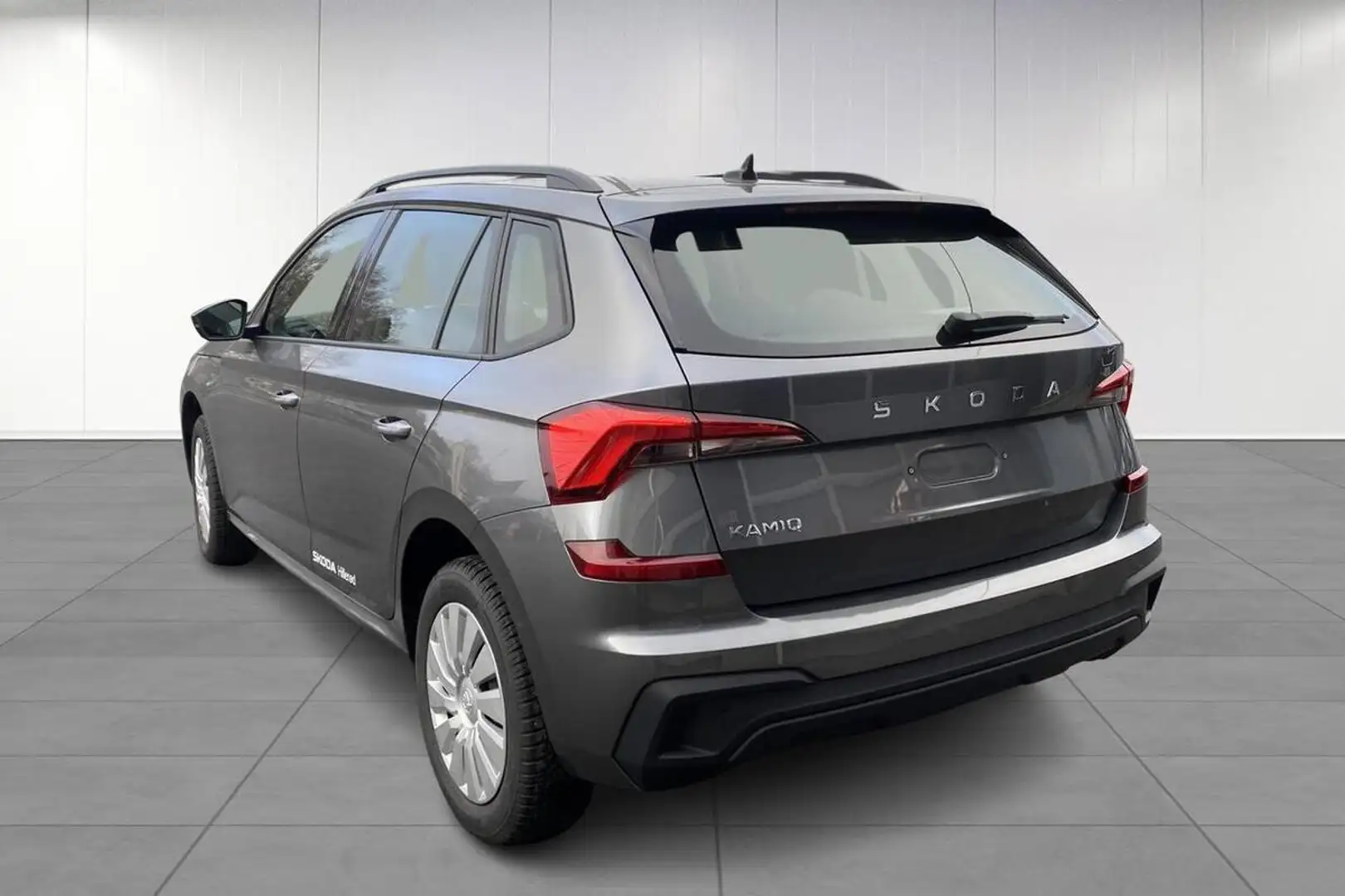 Skoda Kamiq 1,0 TSI 95hk Essence Verw Zetels Lane assist Šedá - 2