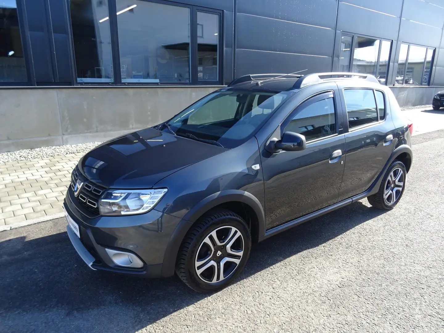 Dacia Sandero 0.9 TCE Stepway Celebration Klima Navi Grau - 2