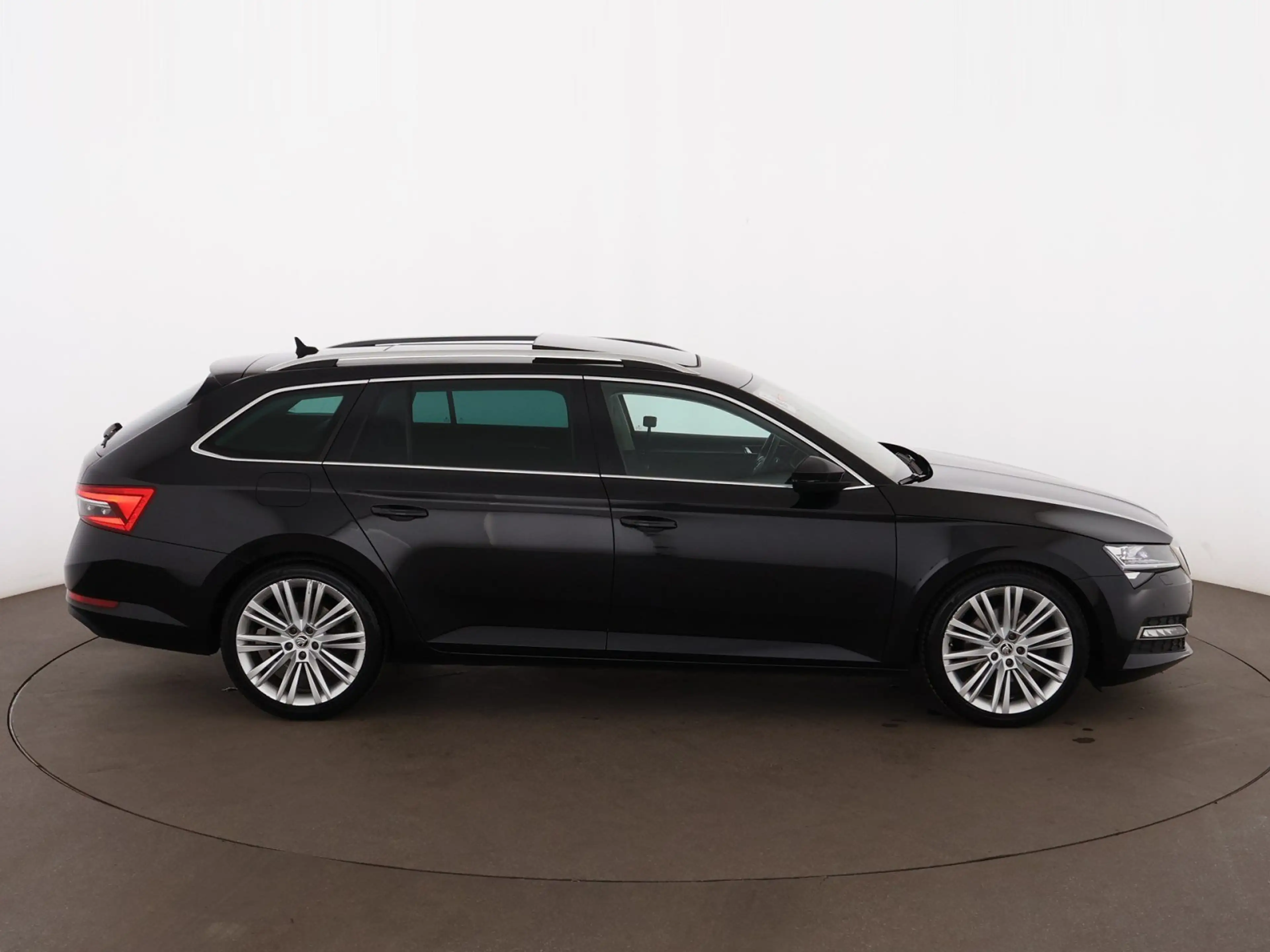 Skoda Superb Combi 2.0 TDI Premium Edition Aut MATRIX — photo 10