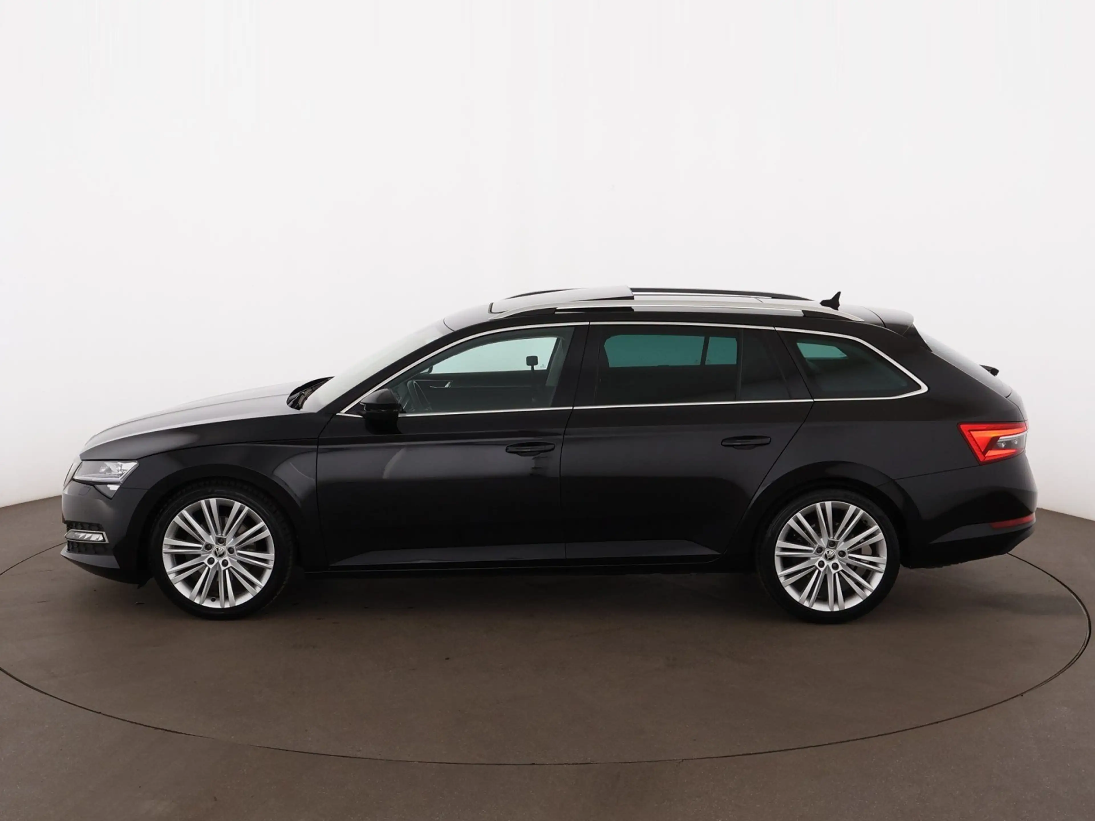 Skoda Superb Combi 2.0 TDI Premium Edition Aut MATRIX — photo 6