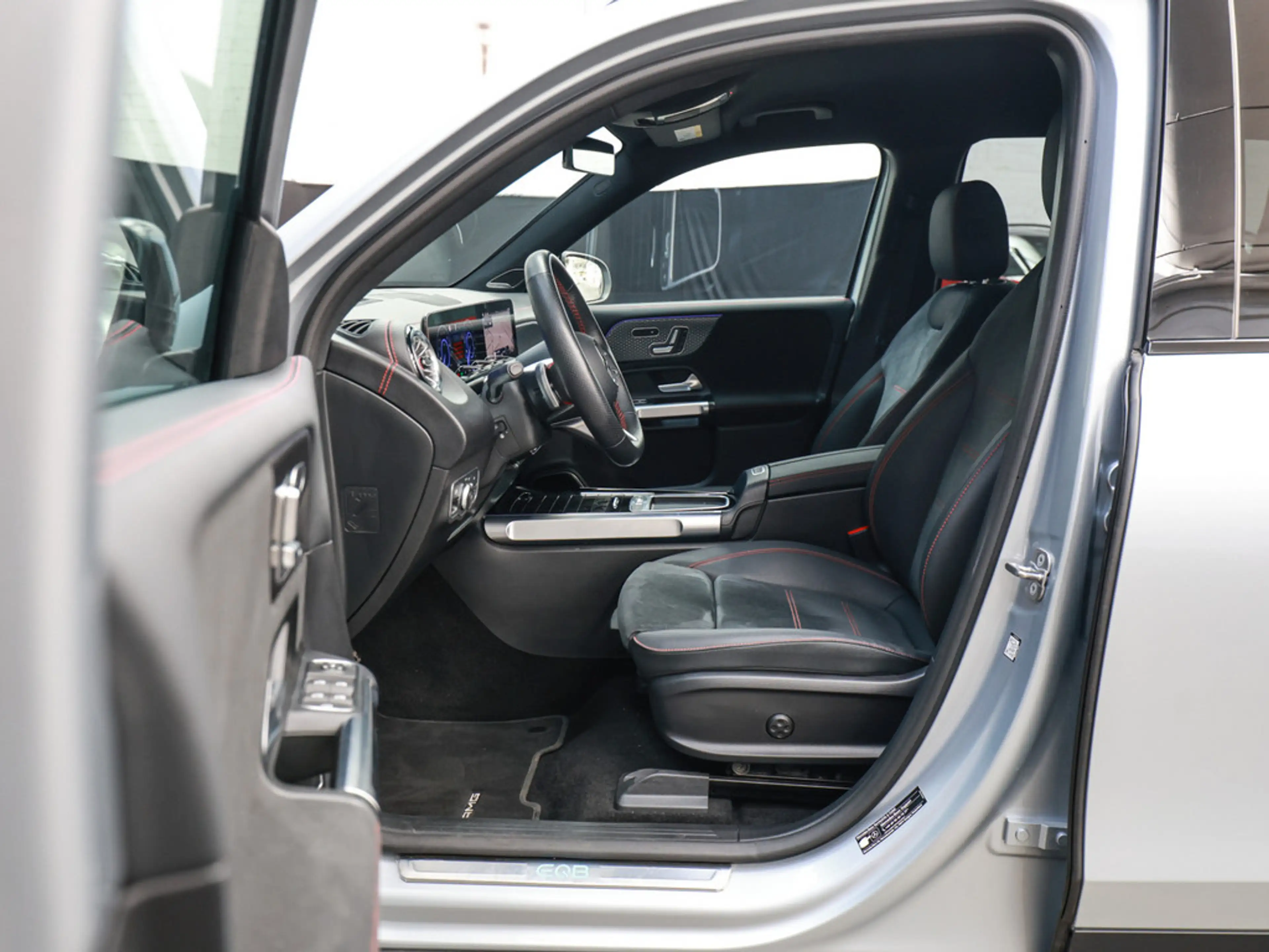 Mercedes-Benz EQB 350 4M AMG Sport Premium 7-Sitzer NIGHT — photo 12