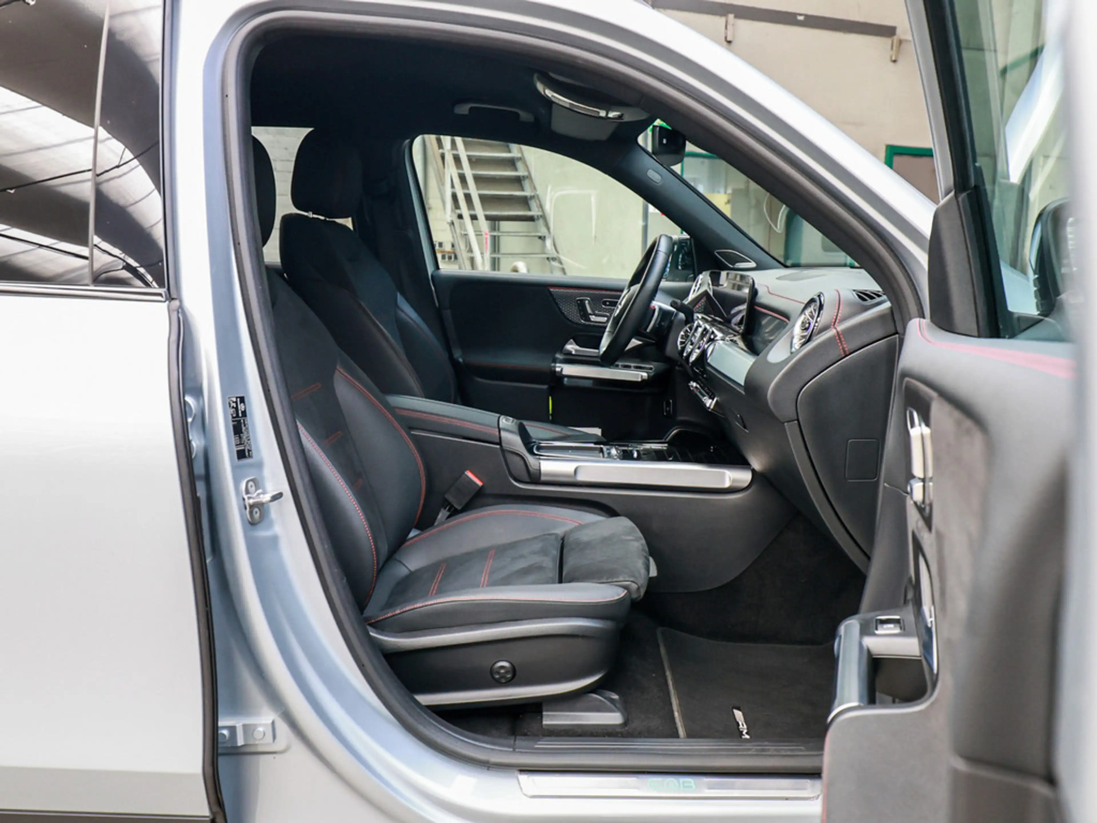 Mercedes-Benz EQB 350 4M AMG Sport Premium 7-Sitzer NIGHT — photo 4