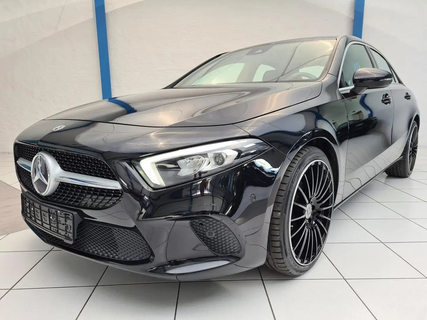 Mercedes-Benz A 180 d Limousine | SHZ | 19 Zoll | LED | NAVI Schwarz - 2