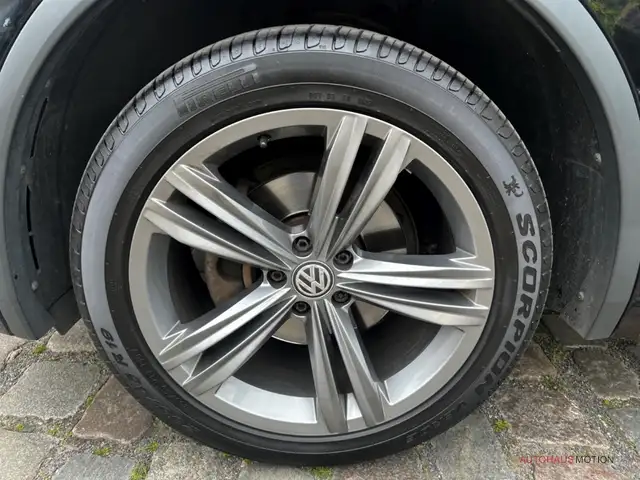 Volkswagen Tiguan Allspace view 9
