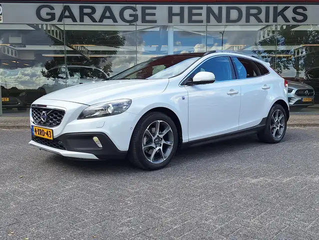 Volvo V40 Cross Country 1.6 T4 Ocean Race Automaat | Panorama | Leder | Bi