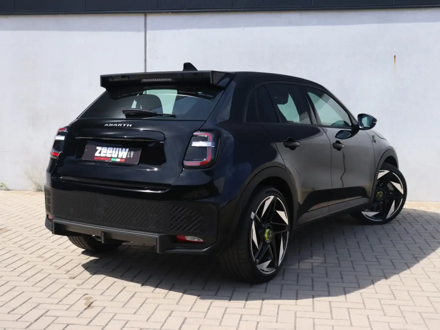 Abarth 600e Turismo 54 kWh | Sabelt | Direct Leverbaar Zwart - 2
