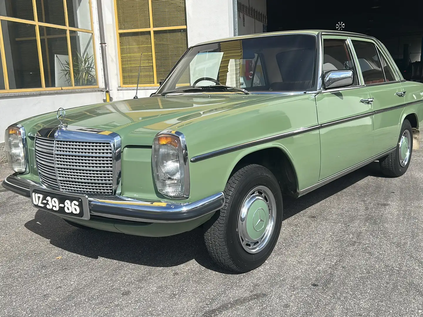 Mercedes-Benz 230 230.4 Verde - 1
