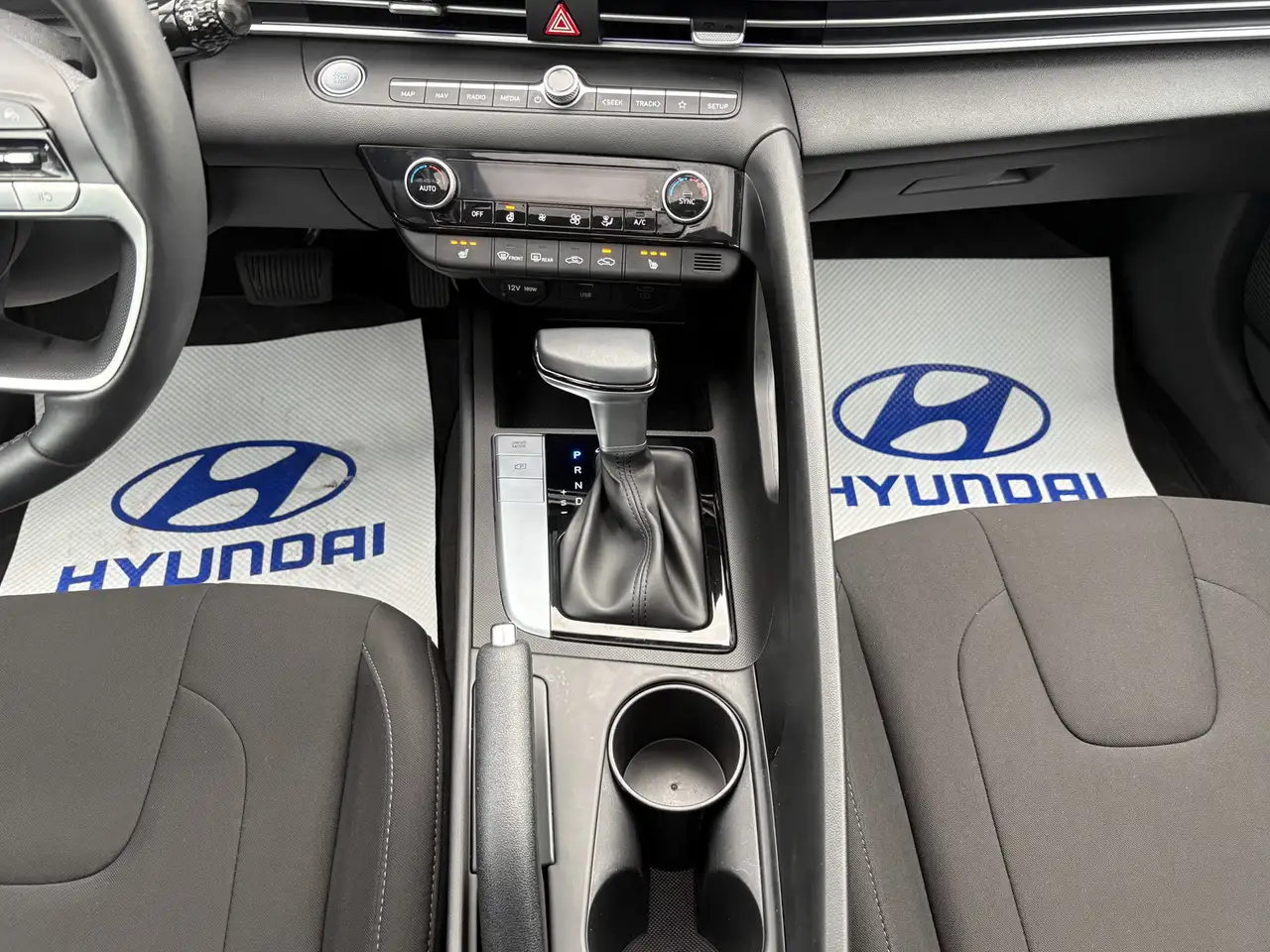 Hyundai ELANTRA снимка Hyundai ELANTRA
