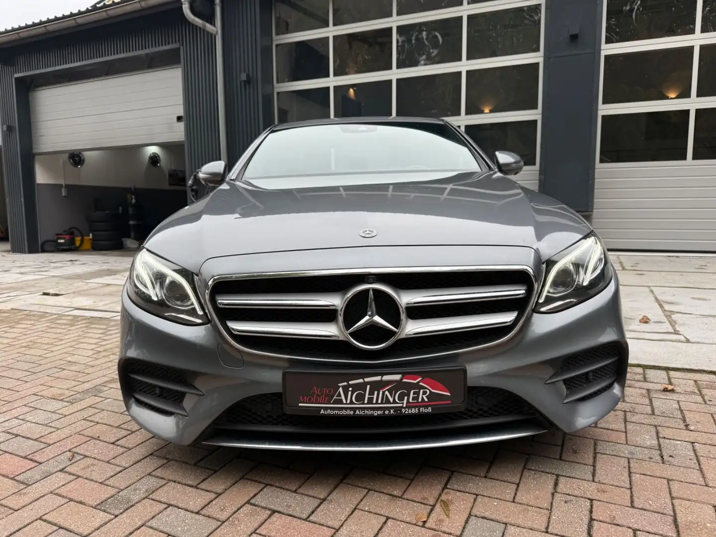 Mercedes-Benz E 300 d Limousine Euro 6  Shz. LED Amg-Line Grau - 2