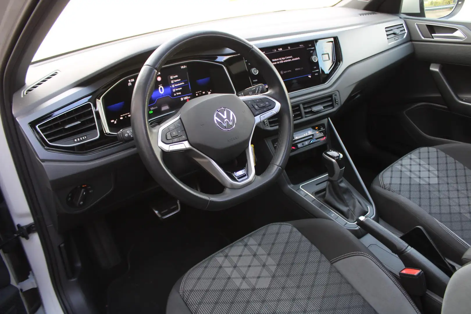 Volkswagen Taigo 1.5 TSI 3x R-Line | Panoramadak | IQ Light | Virtu Grijs - 2