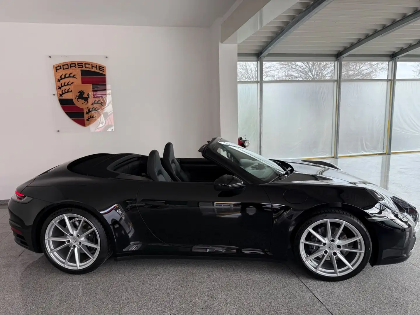 Porsche 992 Cabrio - Porsche Approved- Sportabgas Zwart - 1