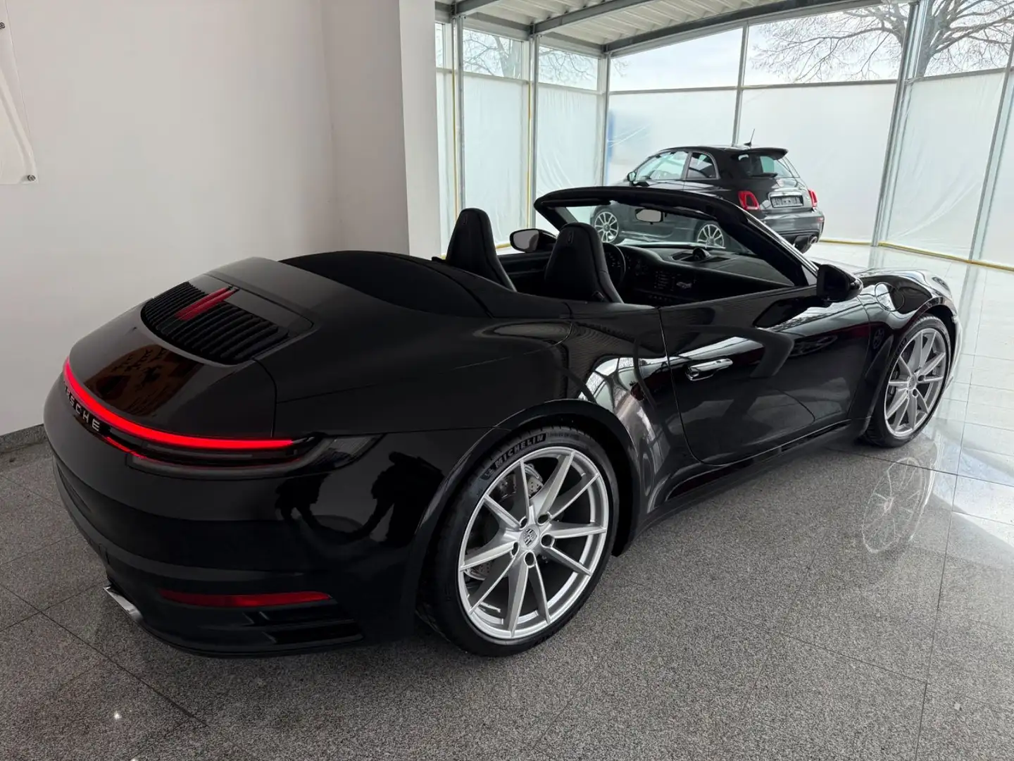 Porsche 992 Cabrio - Porsche Approved- Sportabgas Zwart - 2