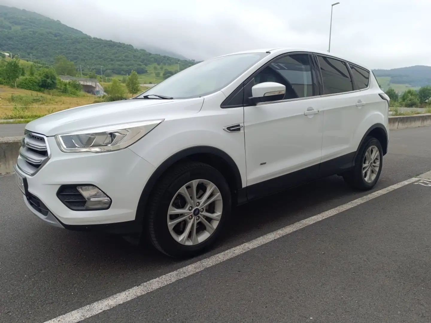 Ford Kuga 2.0TDCI Auto S&S Titanium 4x4 Aut. 150 Weiß - 1