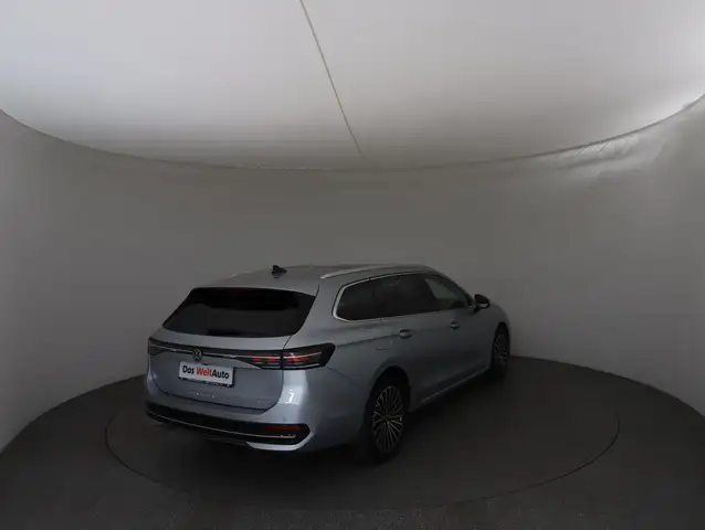 Volkswagen Passat view 4