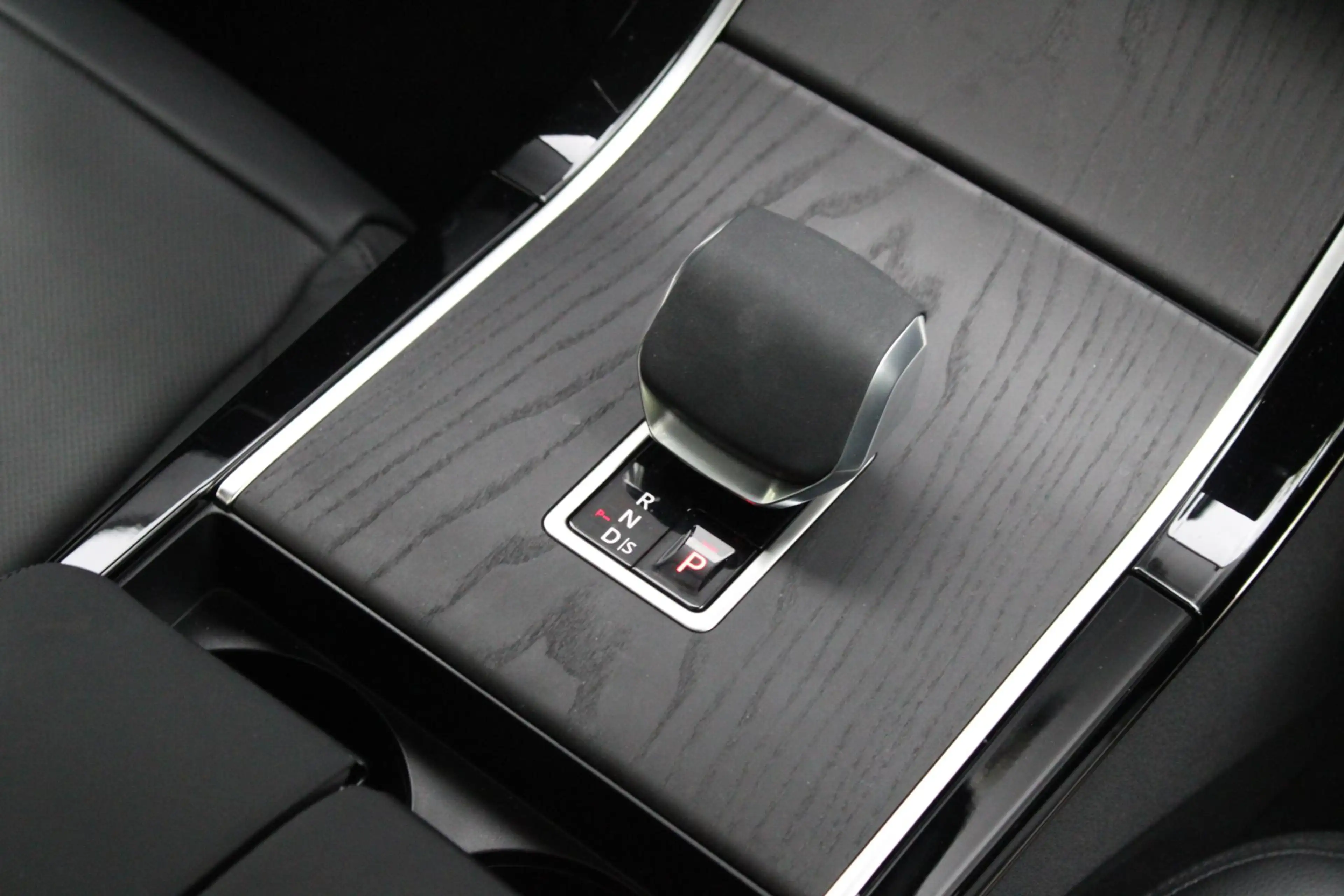 Land Rover Range Rover Velar P400 AWD Dynamic SE | Pan.Dak | Cold Climate | ACC — photo 18